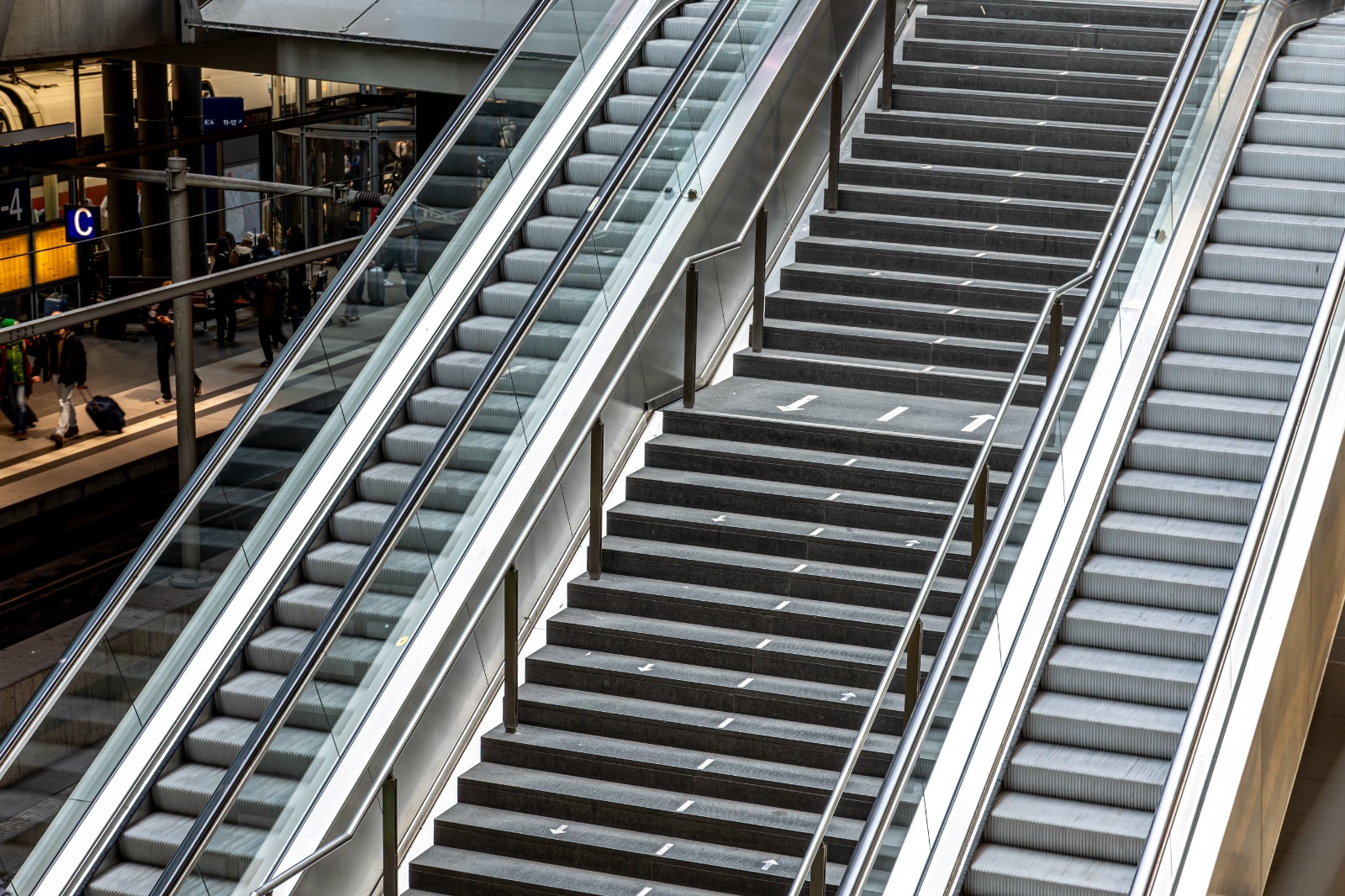 Escalator Step Chain Maintenance: Problems & Replacement Guide